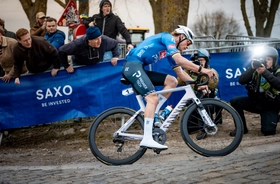 未発表の新型ロードバイクでマチュー・ファンデルプールが勝利