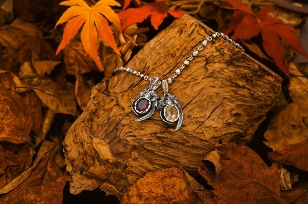 左：朱雀ペンダントｗ/ロードライトガーネット￥93,500(税込) 右：朱雀ペンダントｗ/ゴールデンルチル・ゴールデンダイヤモンド￥60,500(税込) ※チェーンは別売りです。