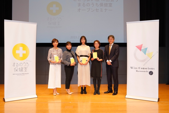 フォトセッションの様子 左から）井上さん、細川さん、大屋さん、宋さん、木村さん