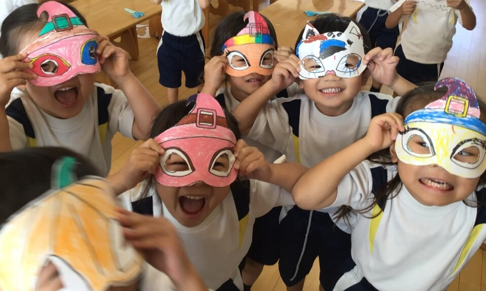 近大附属幼稚園児が大和西大寺駅前広場でミニコンサートを開催　歌とダンスでハロウィンを盛り上げ地域に笑顔を届ける