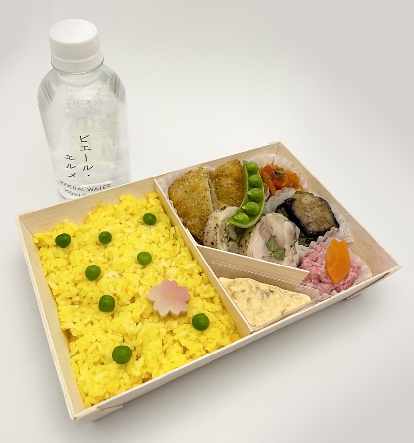 スイーツ付き・サフランライス弁当 1,836円(テイクアウト税込価格)1,870円(イートイン税込価格)