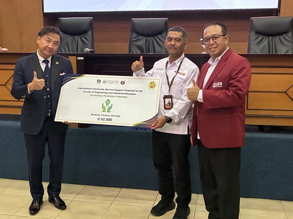 【画像(8)】寄付贈呈の様子(写真左:ROY株式会社 代表取締役社長 大石竜次)