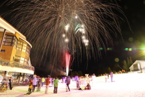 雪上を彩る満天の花火！「花火大会」！