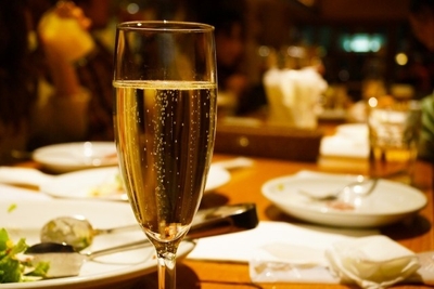 OPENを記念してスパークリングワインが飲み放題 ※画像はイメージです