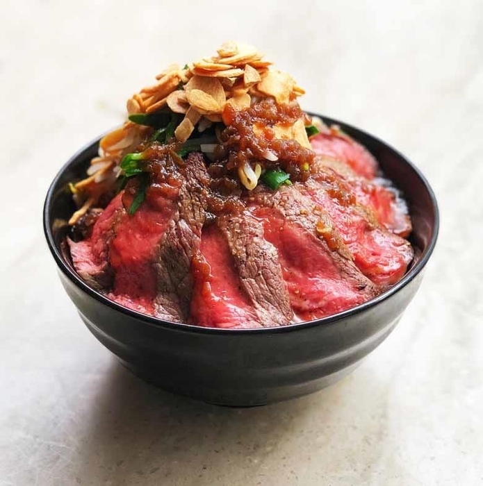 【表参道 Lounge 1908】大麦牛肩ロースのジューシーステーキ丼 1,080円(税込)