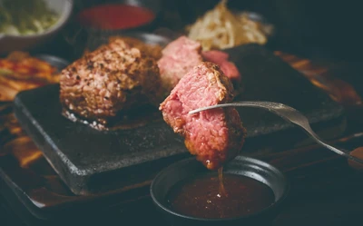 【爆速安うま！】お肉好き必見！ 溶岩ステーキ専門店「武庫之荘肉劇場」が10月31日、 ついにグランドオープン！！オープン記念で特別価格も。
