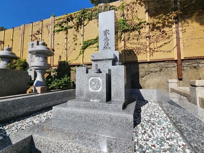 ※写真は第一石材の提供による、信頼棺®採用の墓石です。※「信頼棺®」の特許登録番号は第6465491号、実用新案登録番号は第3215973号です。また、「信頼棺®」は登録商標です。