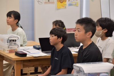 真剣な表情で説明を聞く子供たち