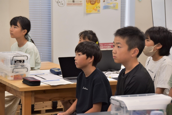 真剣な表情で説明を聞く子供たち