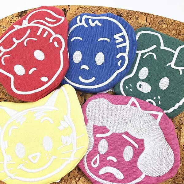 オサムグッズのダイカットフェイスポーチ。大きなキャラクターのお顔刺繍デザインが存在感抜群です。