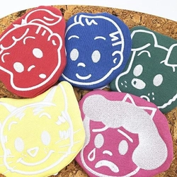 オサムグッズのダイカットフェイスポーチ。大きなキャラクターのお顔刺繍デザインが存在感抜群です。