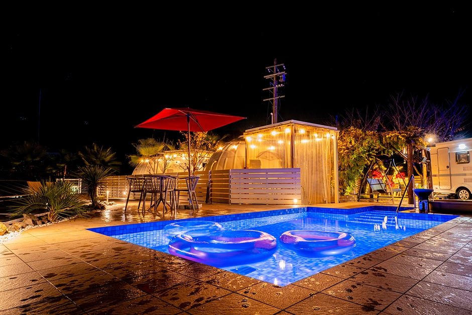 共用プール(夜)