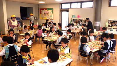 農学部生が実習で育てた金時いもを利用した菓子とスープを平群町の学校給食の特別メニューとして提供