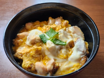 名物「鴨つくねせいろ」が人気の東池袋「銀座浅野屋」が挑む、 新たな“本気”。秋田比内地鶏の旨味を閉じ込めた、 究極の「比内地鶏親子丼」2026年1月7日(水)より本格販売開始