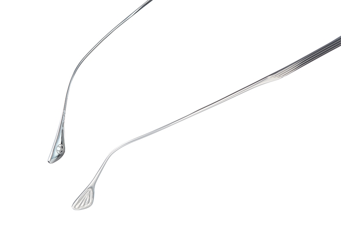 写真右:DIGNA Classicのモチーフである“イーグル”とアイコンの“カブト”をあしらったツル