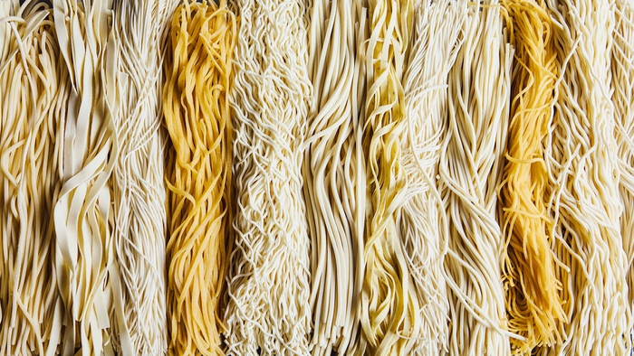 現在、約100種類の個性あふれる麺を開発し、岡山のみならず東北から沖縄まで、約300店の飲食店の方々に使われています。