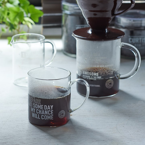 「グラス コーヒージャグ、マグカップ」コーヒーを入れるとメッセージが 浮かび上がってくるデザインがポイント。
