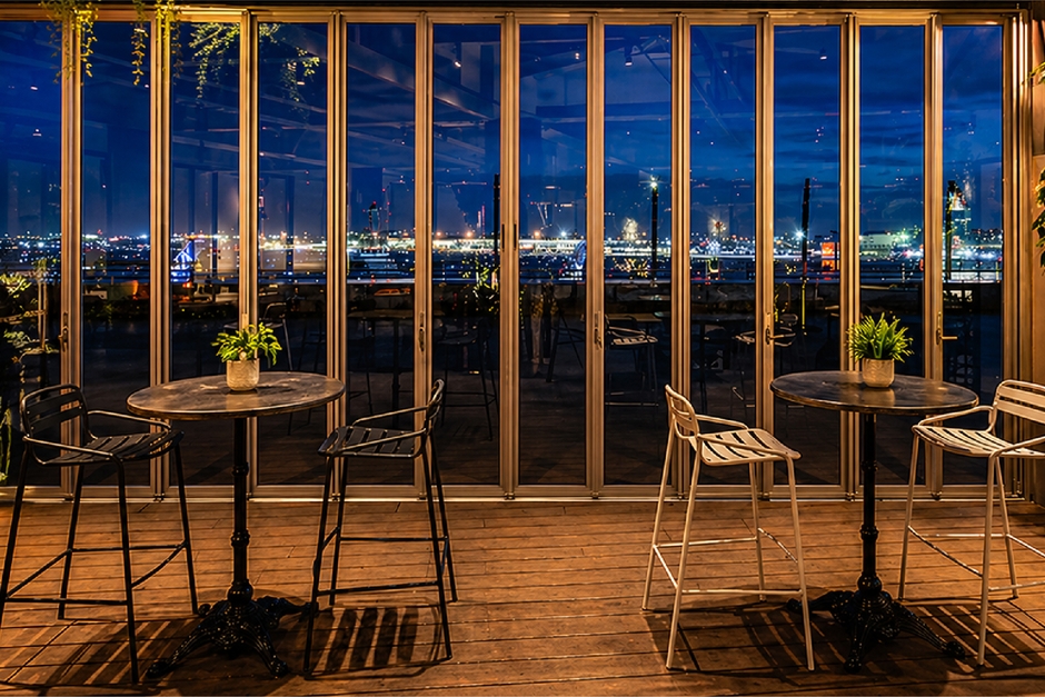 目の前を行き交う飛行機を眺める展望デッキ×ビアガーデン