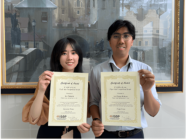 Flash Talk Competition Awardを受賞した ファーマフーズ開発部のArif(右)、田村(左)