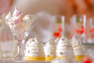 ▲（左）可愛い見た目のメレンゲ。（右）クリスマスツリーに見立てたモンブラン。ホワイトチョコのクリームを絞り、チョコレートのパールを散りばめました。