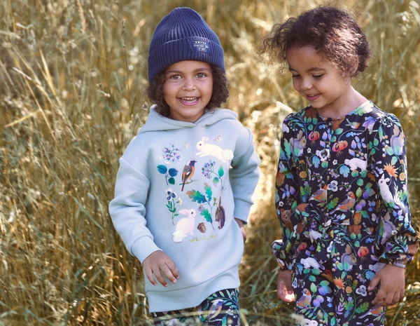 (左キッズ)パーカ¥1,999 レギンス¥999(右キッズ)ジャンプスーツ¥2,999