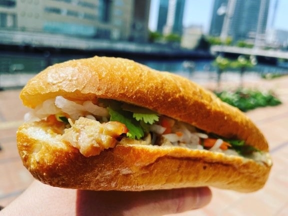 バインミー(レモングラスチキン)