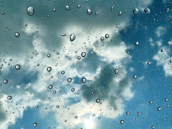 俄雨 妬けるボンネットを 叩く