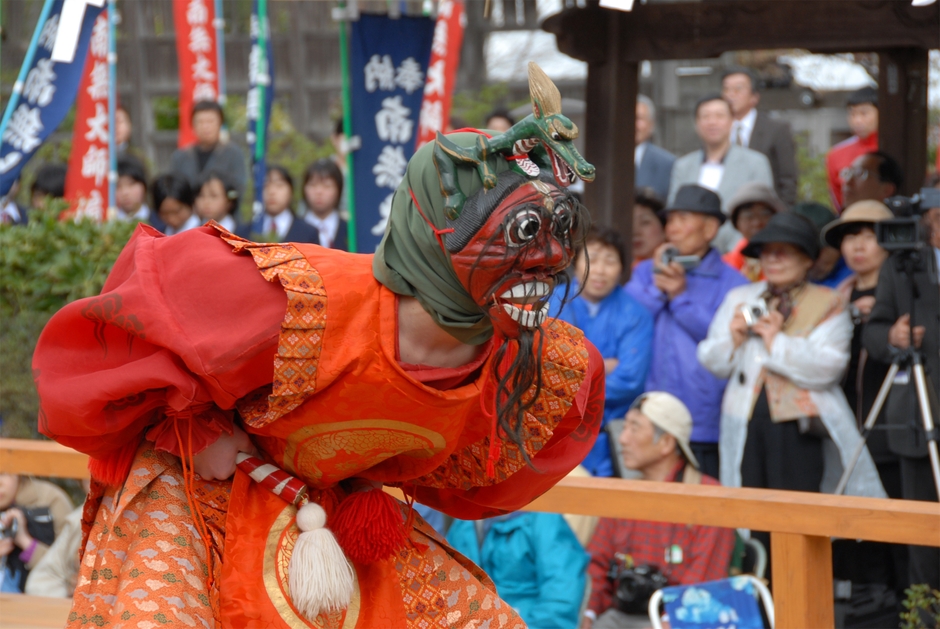 国の重要無形民俗文化財に指定されている「隠岐国分寺蓮華会舞」の特別演舞