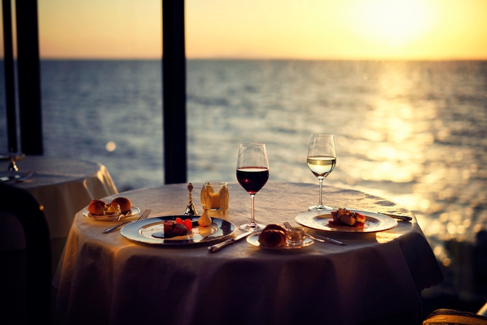 ▲播磨灘に沈む夕陽を一望できる客席