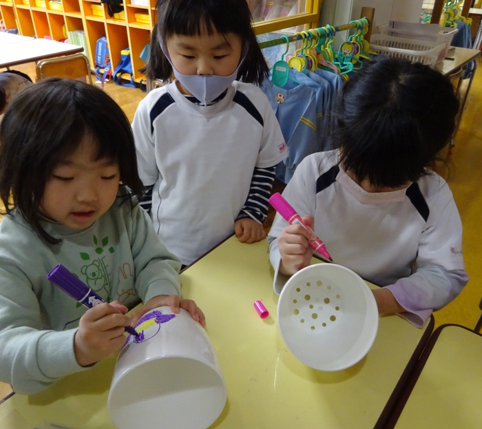 オリジナル鉢に思い思いの絵を描く園児たち