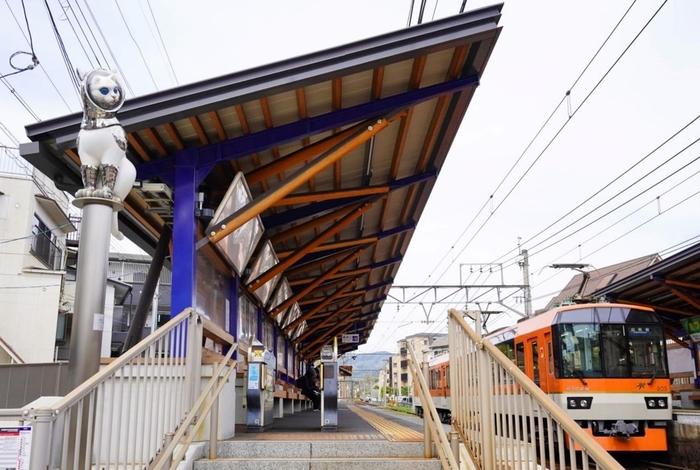 現在の「茶山・京都芸術大学駅」の様子。手前にヤノベケンジ氏の《SHIP’S CAT (TOWER)》