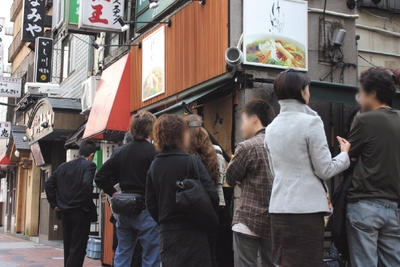 すすきの本店の行列(2004年撮影)
