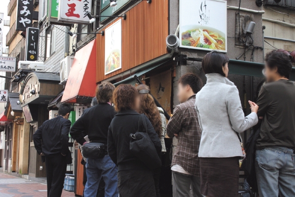 すすきの本店の行列(2004年撮影)