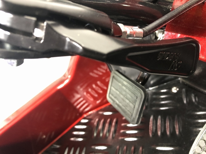 サイドブレーキがハンドル横にあり操作性アップ