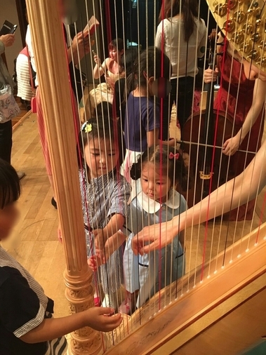 ハープ楽器体験(写真)