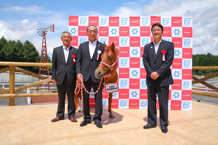 (左から)対馬市・比田勝尚喜市長、シダックス株式会社・志太勤一代表取締役会長兼社長、優香、伊豆市・菊地豊市長