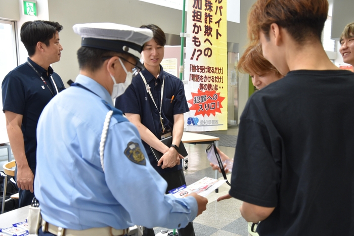 天白署員からチラシなどを受け取る学生たち