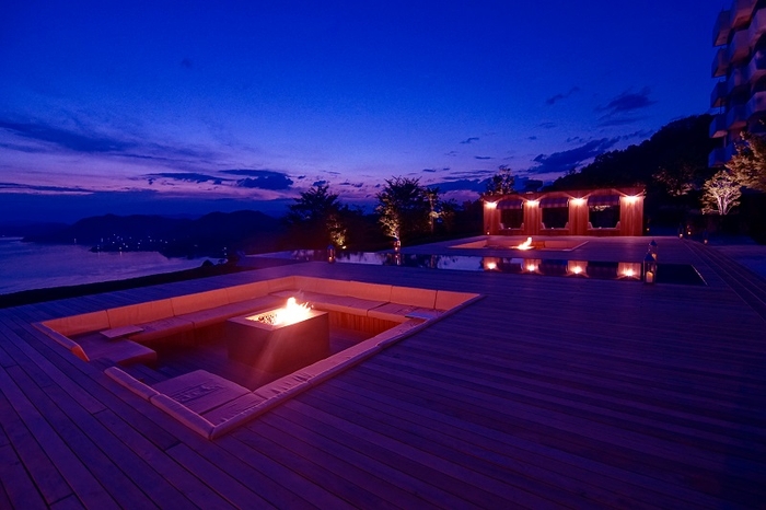 幻想的な大人の時間を演出する「ザ・デッキ」