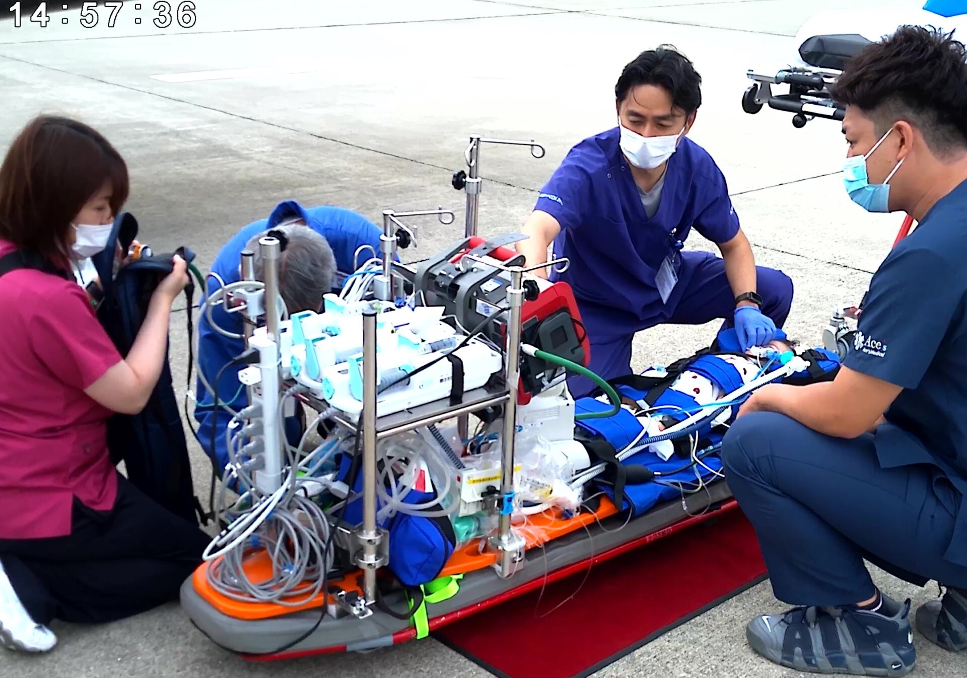 機外でバックボードを移動