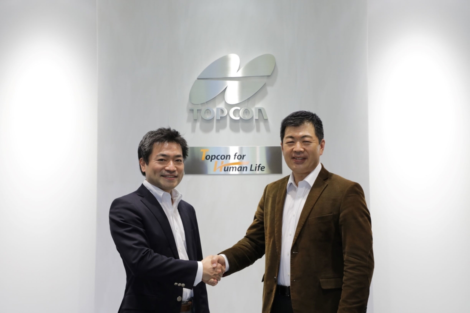 (写真:左)新井 元行 株式会社Synspective 代表取締役CEO、(写真:右)海野 勝博 株式会社トプコンポジショニングアジア 代表取締役社長