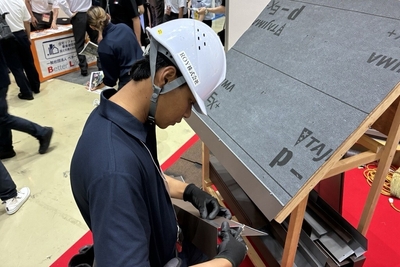 【画像(6)】屋根の板金作業を実演するダルト技能実習生