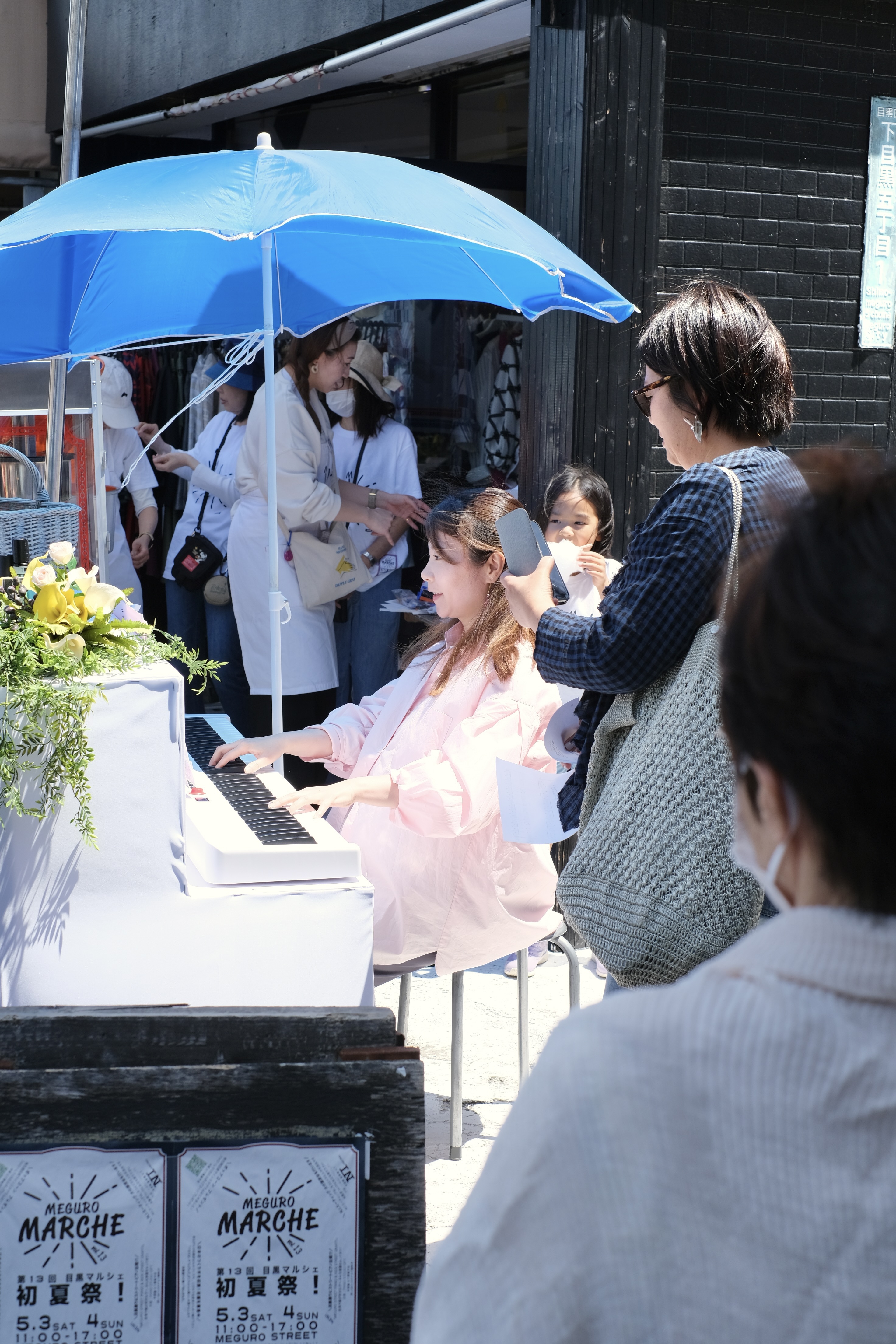 中野先生によるストリートピアノの様子。今回のアーティストの演奏もどうぞお楽しみに