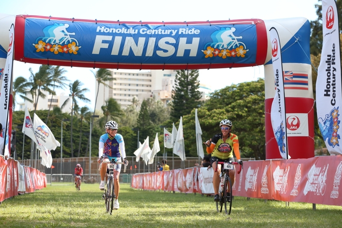 ホノルルセンチュリーライド フィニッシュの様子