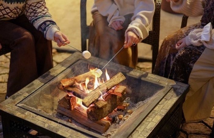 夜の焚き火では、焼きマシュマロをビスケットとチョコレートで挟んだスモアや、ホットワインがお薦め