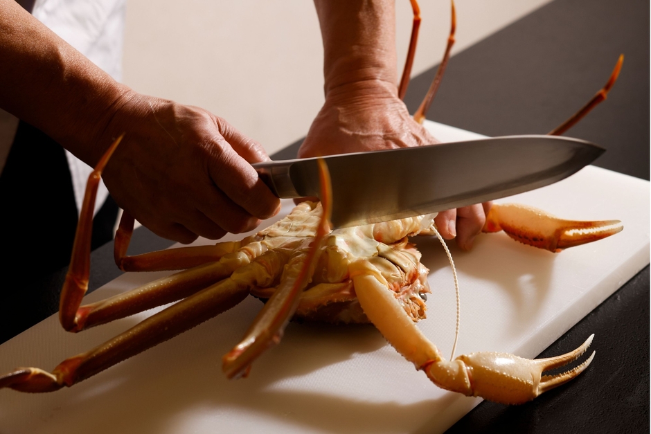 鮮度の高いタグ付き活松葉蟹を、料理人が一杯ずつ丁寧に手入れし、最適な状態でご提供しています。