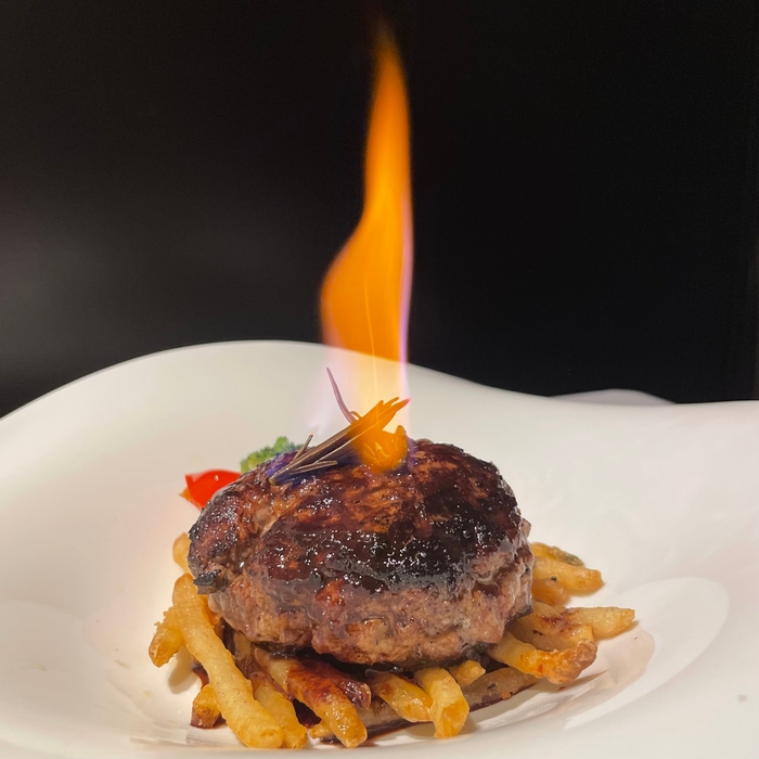 燃えるハンバーグ