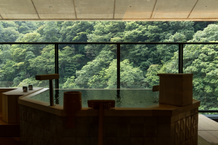 浴槽からあふれた温泉の熱を回収して活用する