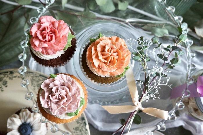 プレゼントに最適！カーネーションのカップケーキ
