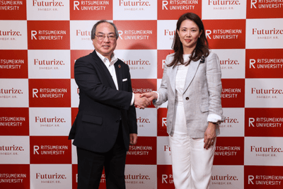 仲谷善雄・立命館総長(左)、中井陽子・日本マイクロソフト執行役員(右)
