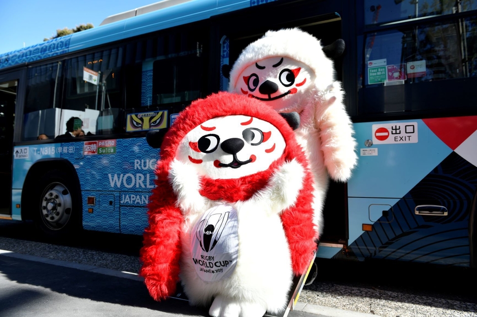 都営バスと大会公式マスコット「レンジー」